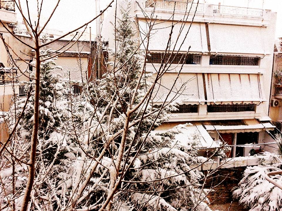 Ντυμένη στα λευκά και η Νέα Ερυθραία.