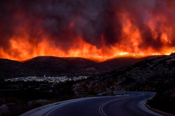 Φωτογραφία του Κώστα Κουργιά για το ΑΠΕ-ΜΠΕ από την πρόσφατη πυρκαγιά στο χωριό Λιθί της Χίου, τη Δευτέρα 25 Ιουλίου 2016.